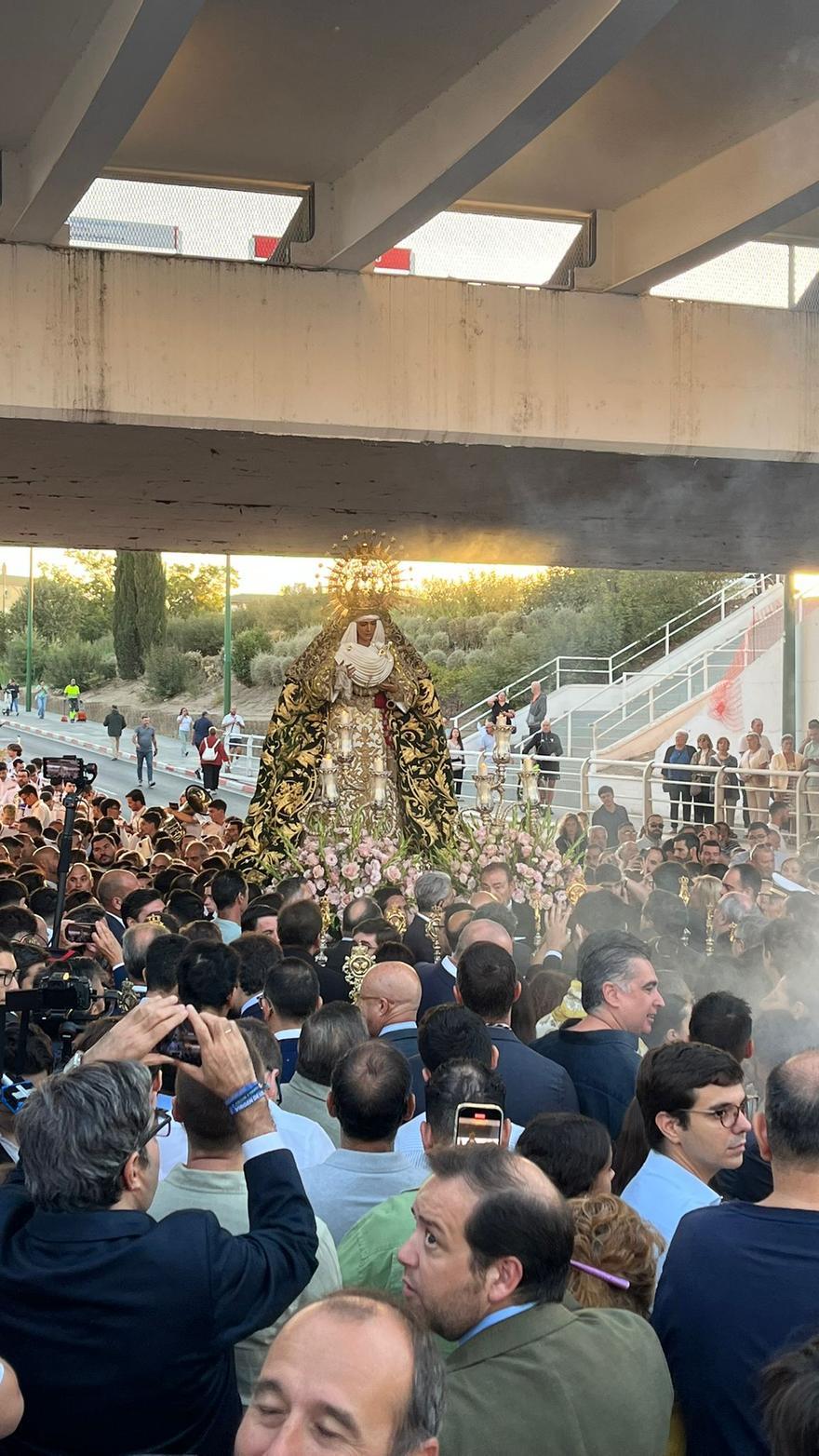 La Esperanza avanza hacia el Virgen del Rocío cruzando el paso subterráneo de las vías del tren.