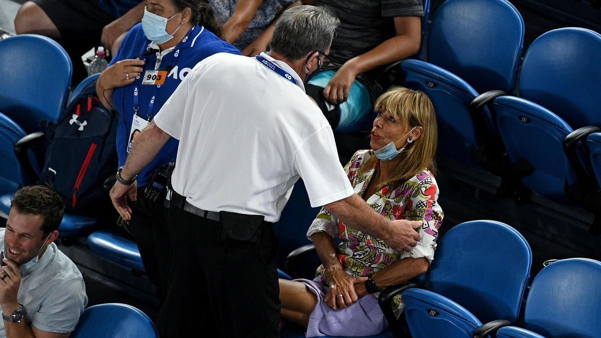 Un miembro de la seguridad del Open de Australia habla con la mujer que le hizo la peineta a Nadal