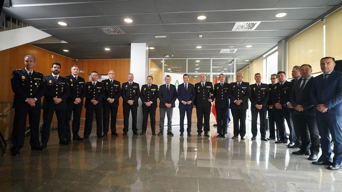 Juanma Moreno junto a agentes de la Unidad Adscrita de la Policía en Andalucía.