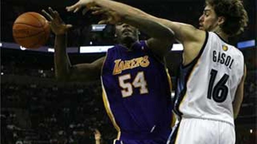 Pau Gasol silencia a Kobe Bryant con un tapón ganador