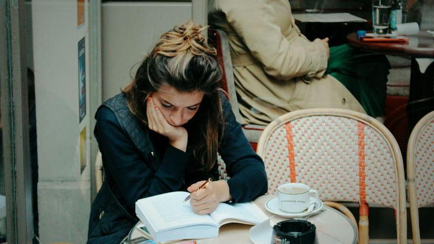 Presión académica en adolescentes predice síntomas depresivos en adultos jóvenes