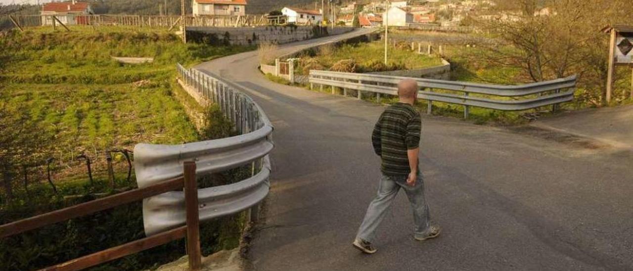 El puente de Axís bajo el que pasa una línea de alta tensión. // Noé Parga