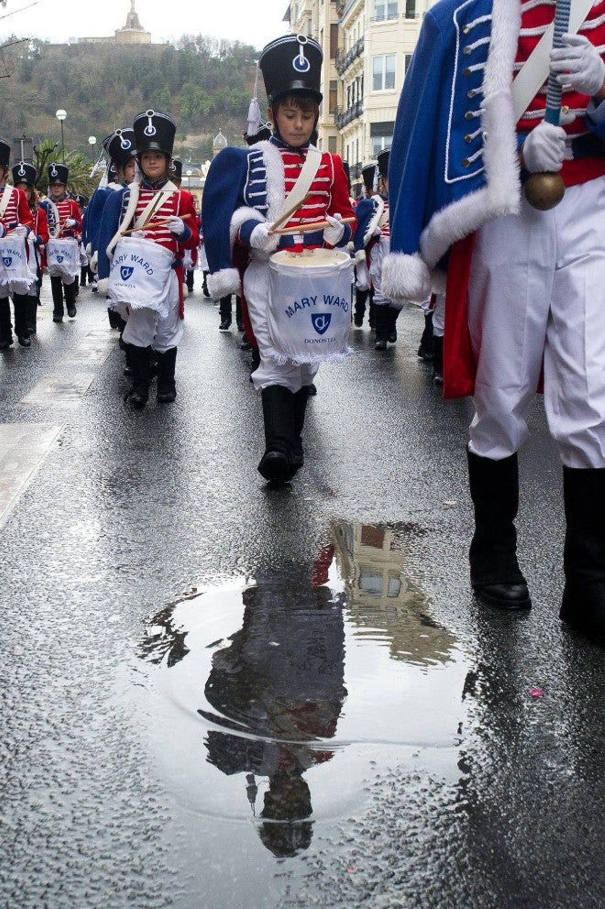 Cientos de niños recorren las calles de San Sebastián para celebrar la fiesta de la Tamborrada.