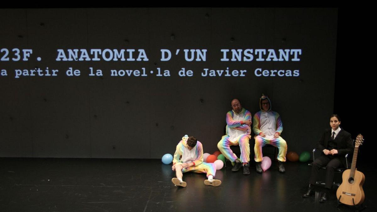 Quatre actors donen vida a aquest muntatge a mig camí entre el teatre documental