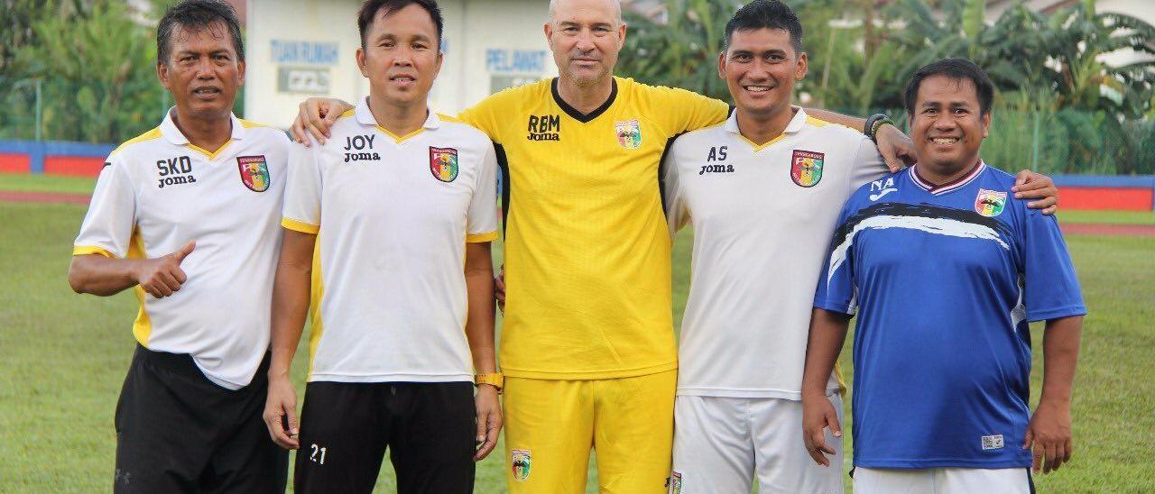 Rafa Berges, con el cuerpo técnico del Mitra Kukar.