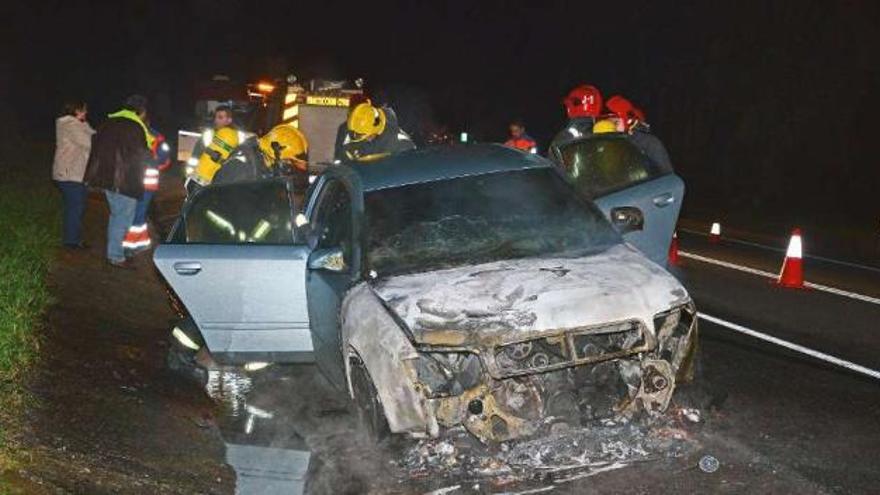 Estado en el que quedó el Audi A4 que se incendió ayer en el Corredor do Morrazo. // Gonzalo Núñez