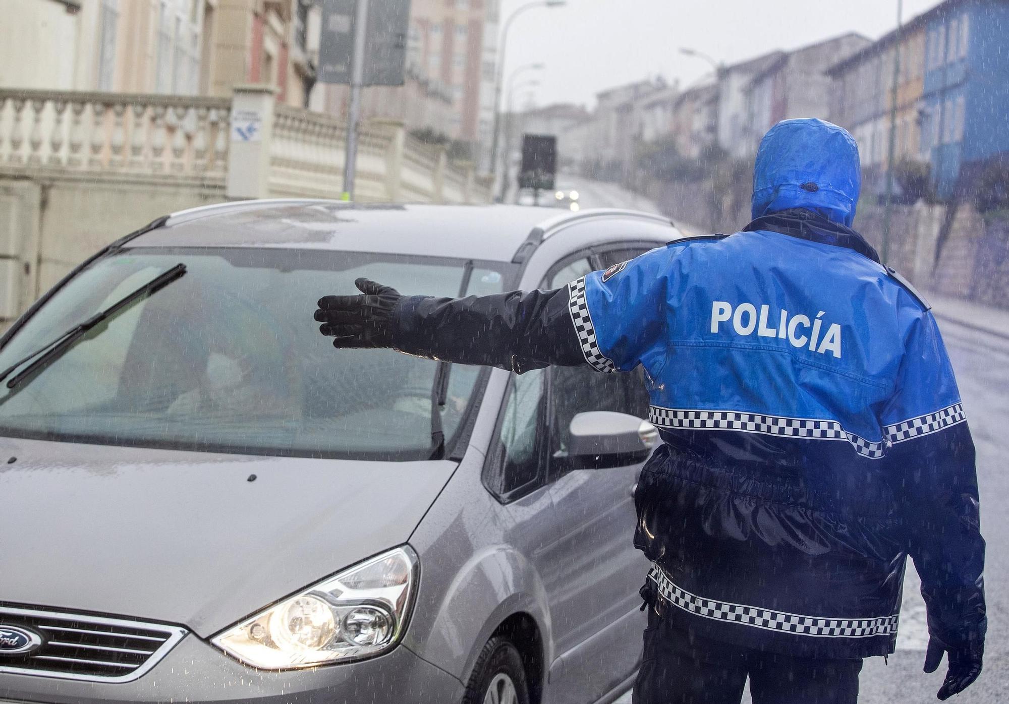 Largas colas y retenciones en las entradas a Burgos en el primer día de confinamiento