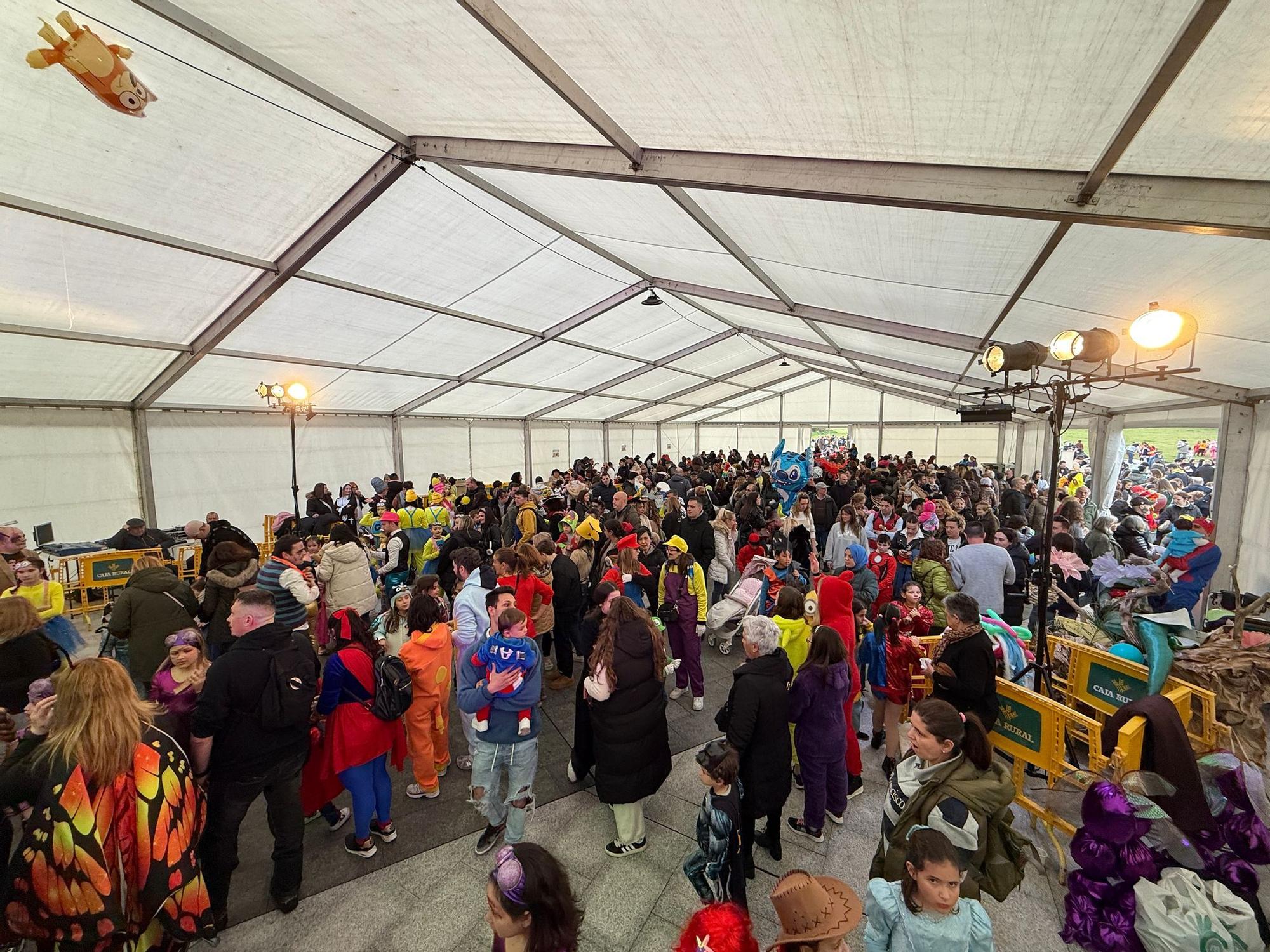 Lugones despide con desfile, música y chocolatada su carnaval