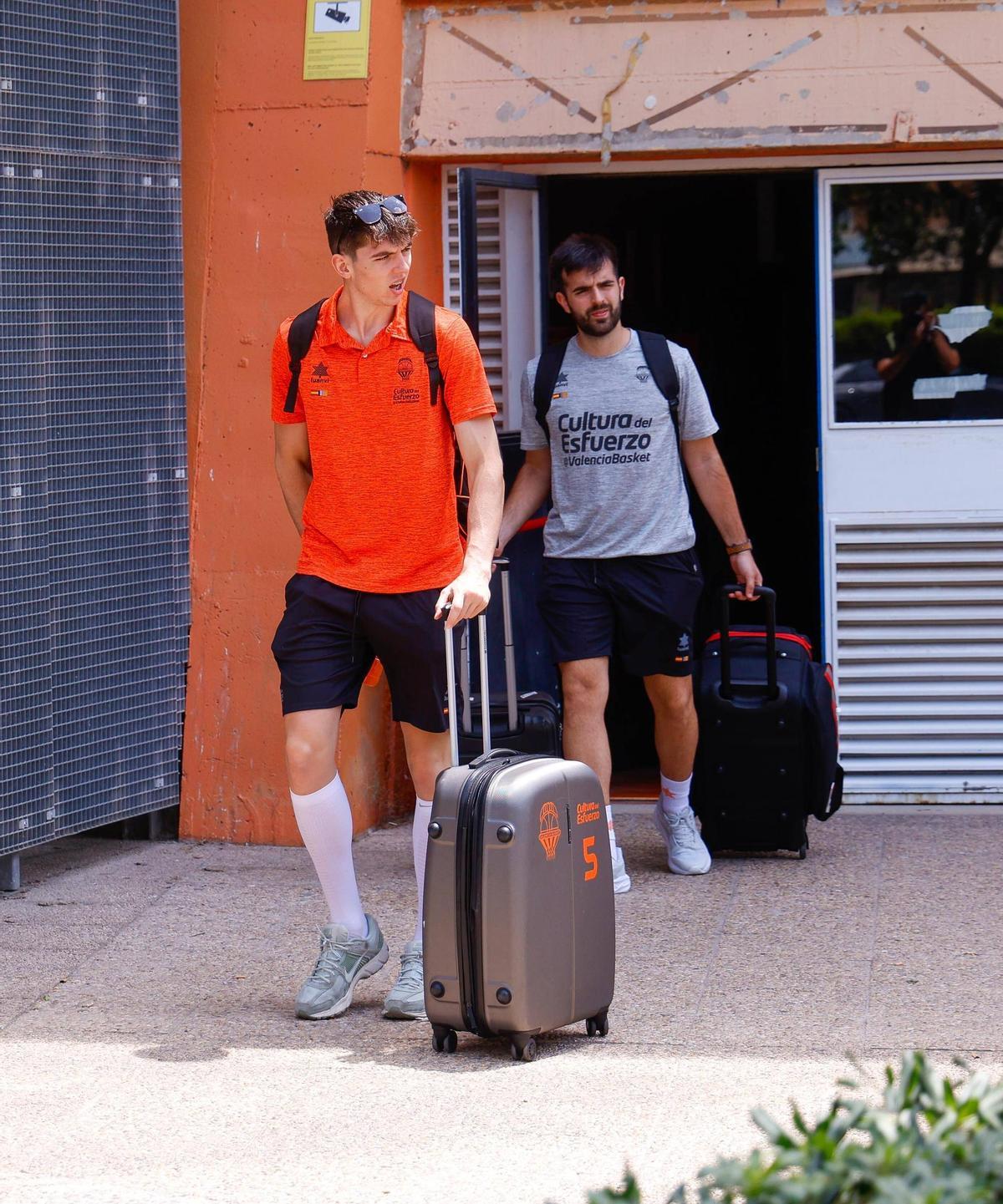 Sergio de Larrea sale de La Fonteta antes de viajar hacia Las Palmas previo desplazamiento a Alicante