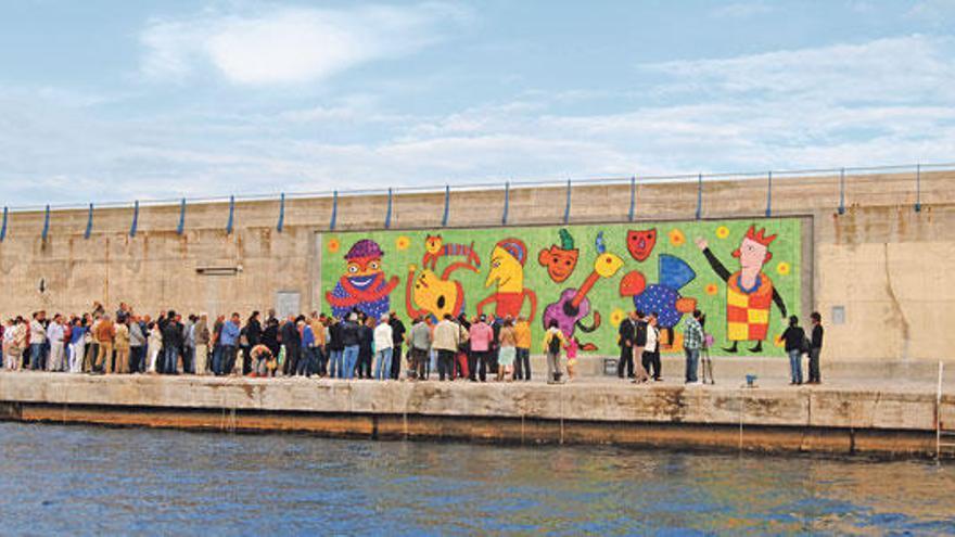 Kunstwerk von Gustavo an der Hafenmauer in Cala Ratjada (Archivbild)
