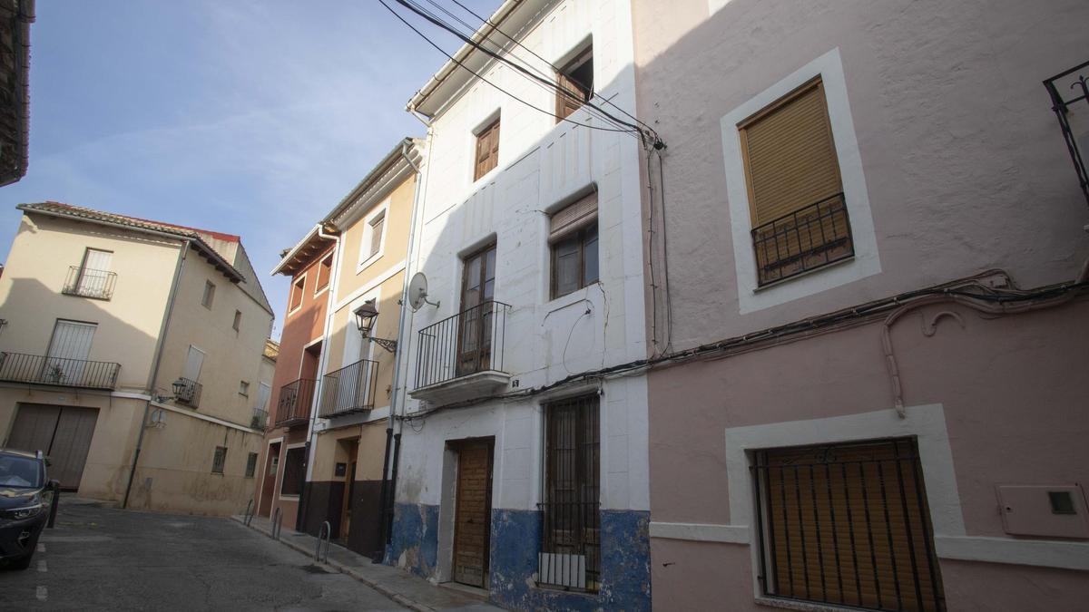 La calle Segurana de Xàtiva, donde se vende un inmueble "okupado".