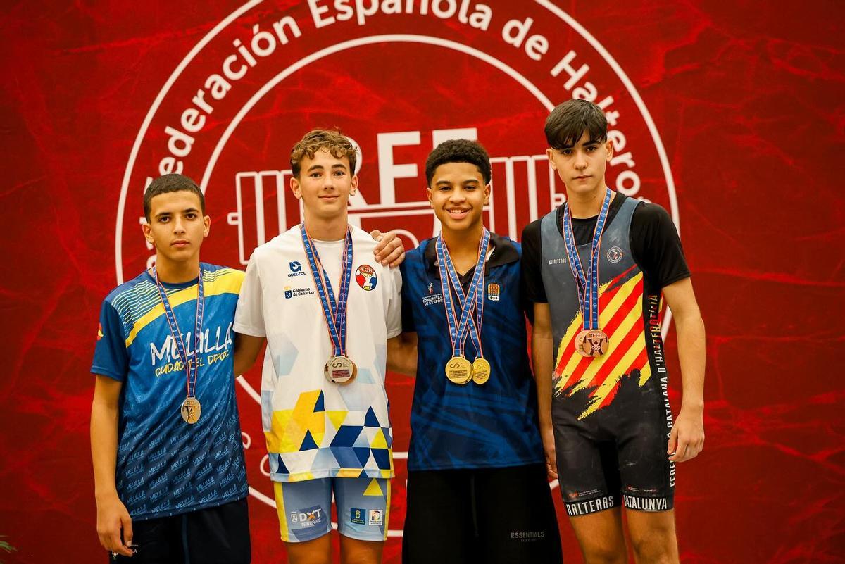 Javier Zambrano, con los halteras que completan el podio