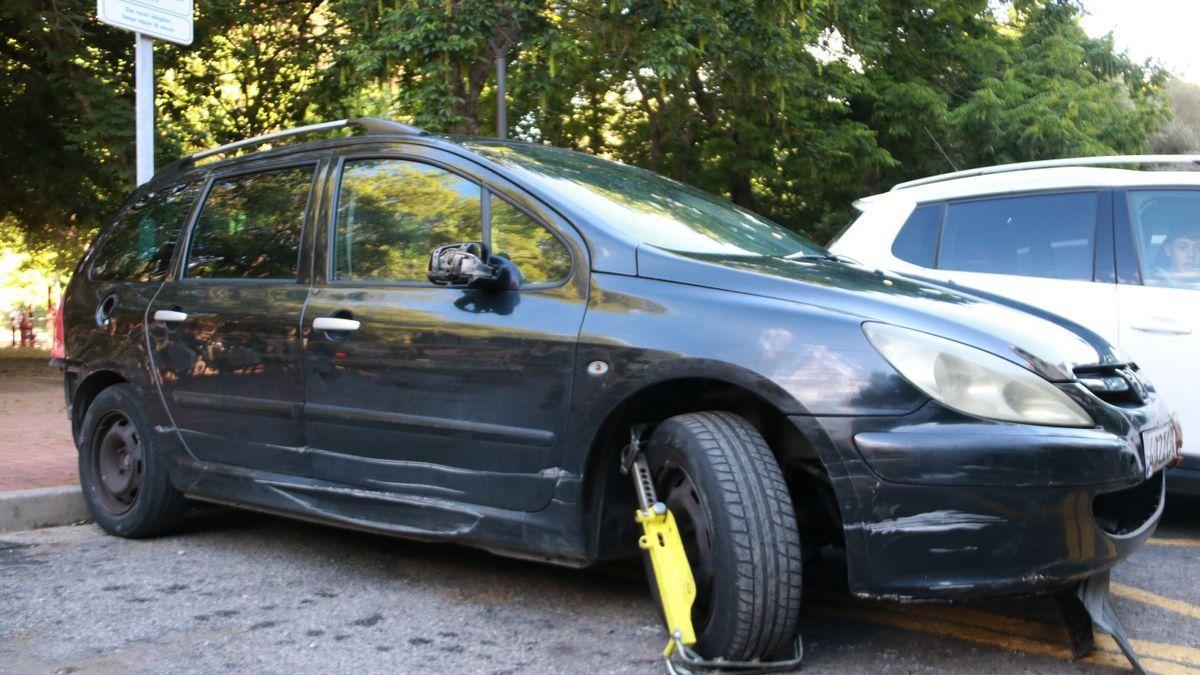 El vehicle abandonat i immobilitzat per la policia a Girona