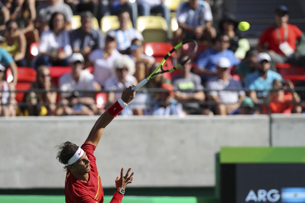 Rafael Nadal ante el argentino Juan Martin Del Potro durante la semifinal de tenis individual masculino.