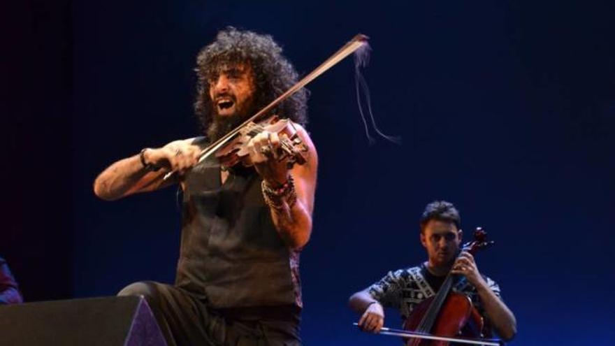 Ara Malikian en plena actuación con el violonchelista David Barona de fondo.