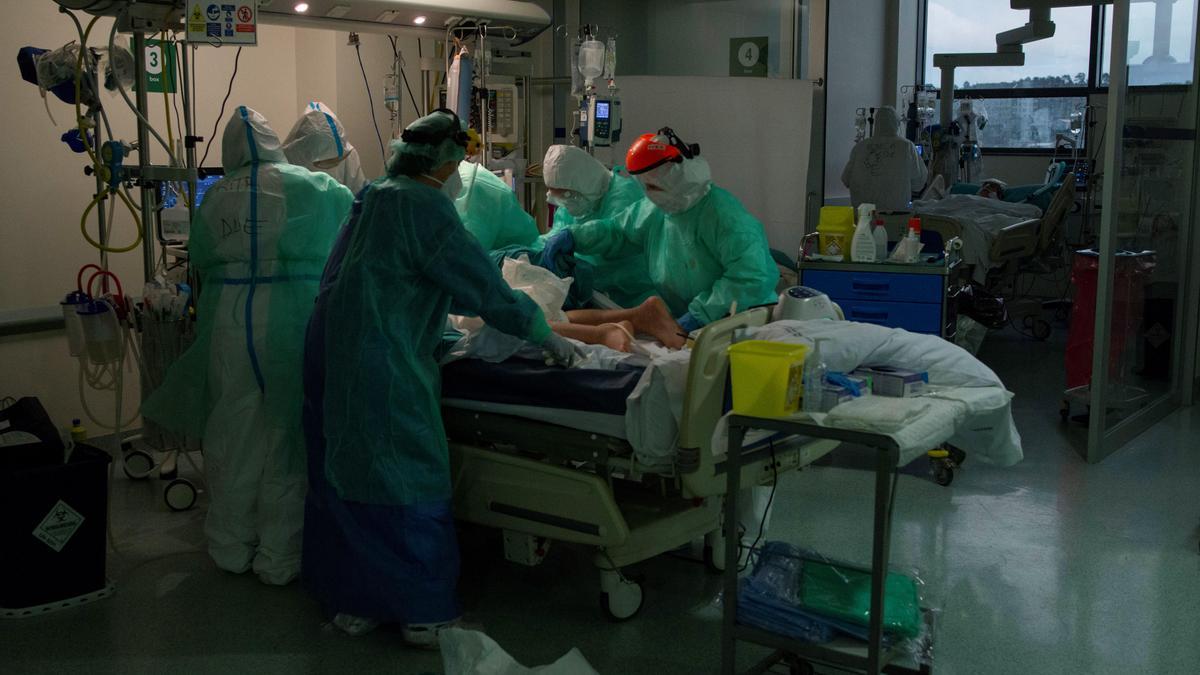 Profesionales sanitarios, asistiendo a pacientes críticos en el hospital de Ourense. // BRAIS LORENZO