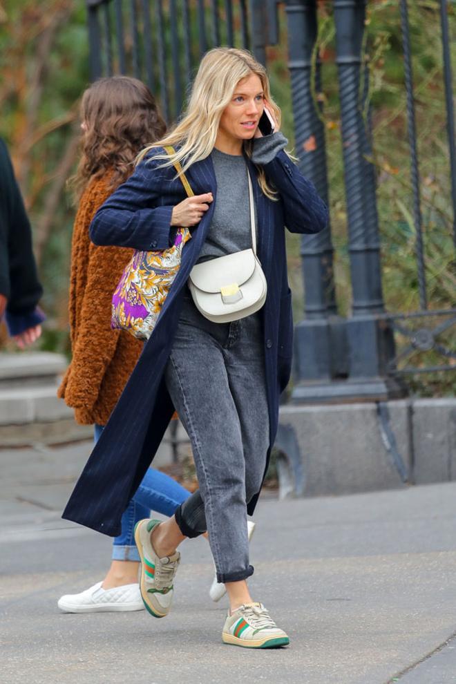 Sienna Miller, con bolso blanco