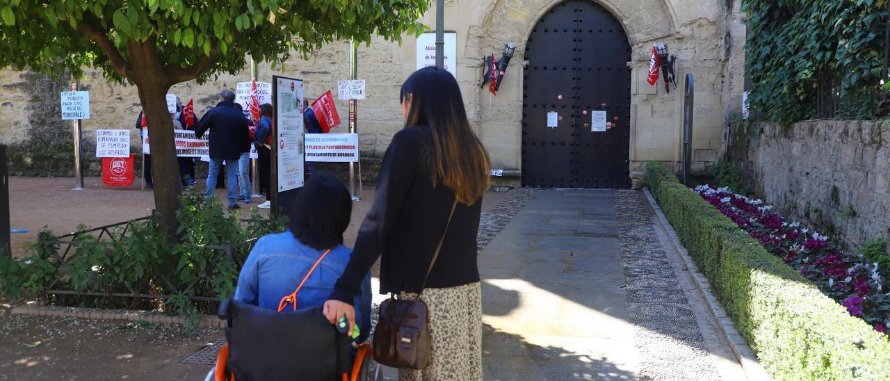 El Alcázar cerrado, el pasado Jueves Santo, por la huelga de los trabajadores de los museos municipales.