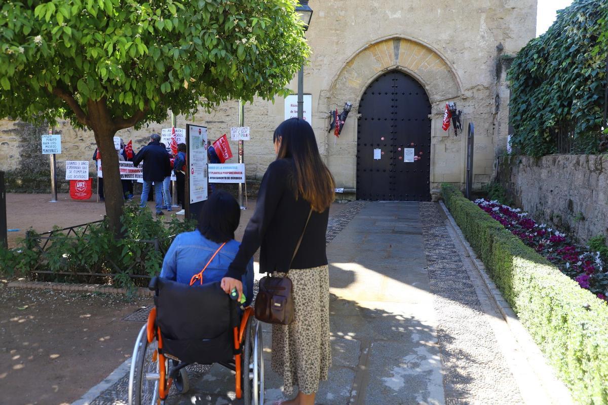 El Alcázar cerrado por la huelga del año pasado durante el Jueves Santo.
