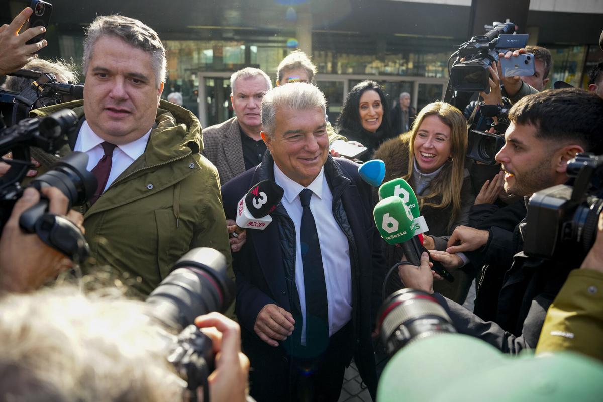 El presidente del FC Barcelona, Joan Laporta (c), rodeado de periodistas, a su salida este viernes del Juzgado de instrucción número 1 de Barcelona tras declarar como testigo en el marco de la instrucción del caso Negreira. EFE/ Alejandro García