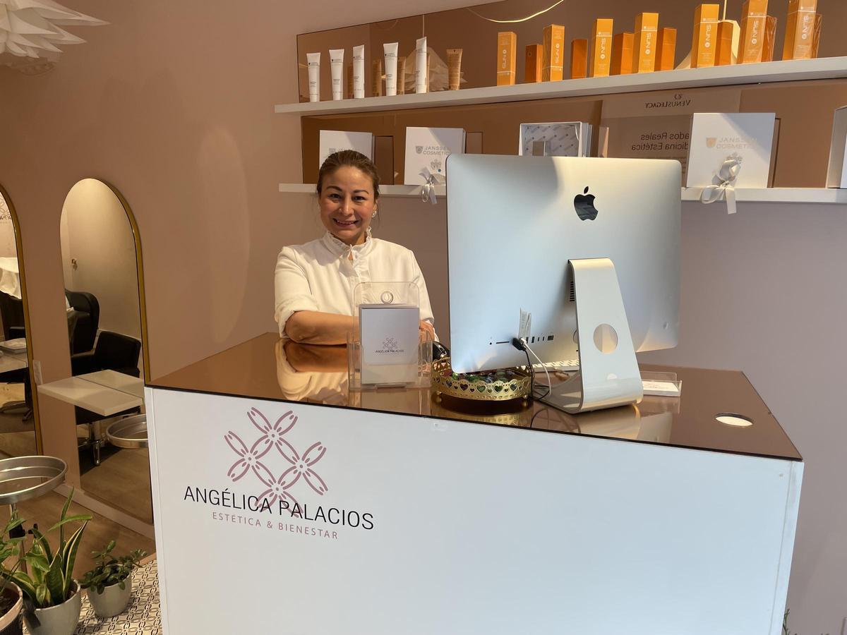 Angelica Palacios, en su centro de estética y bienestar de la calle Muntaner durante las obras de la L8