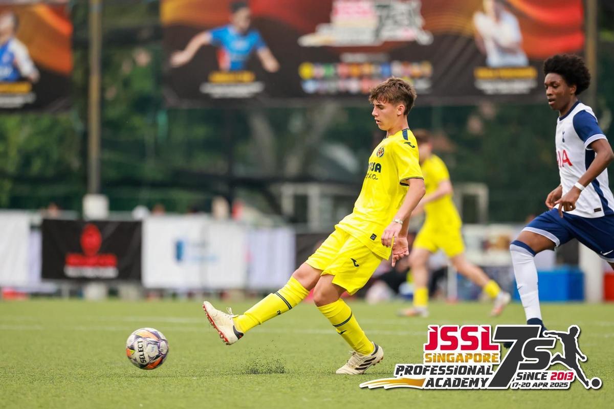 Alejandro Galindo, natural de Vilafamés, jugador del Cadete A, fue uno de los refuerzos del Sub-16 del Villarreal en Singapur.