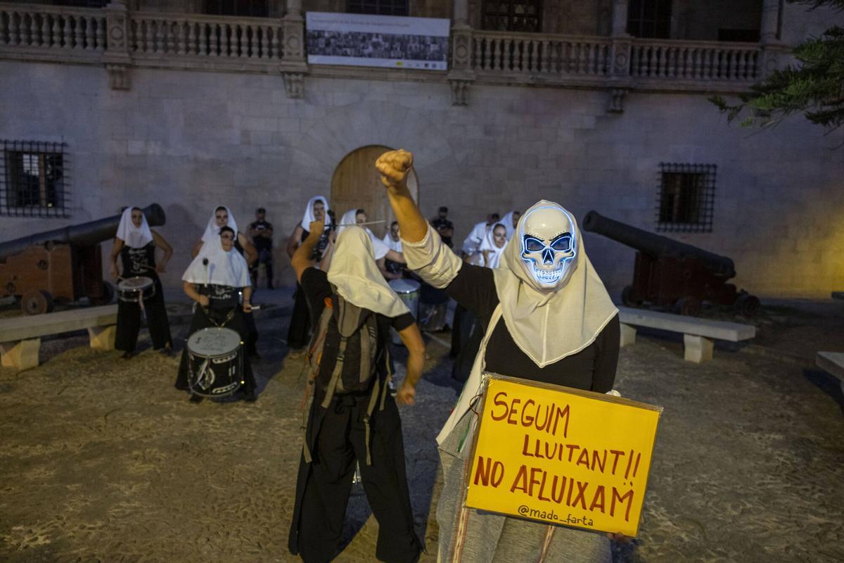 Centenares de personas participan en la cadena ‘a la fresca’ contra la masificación turística en Mallorca