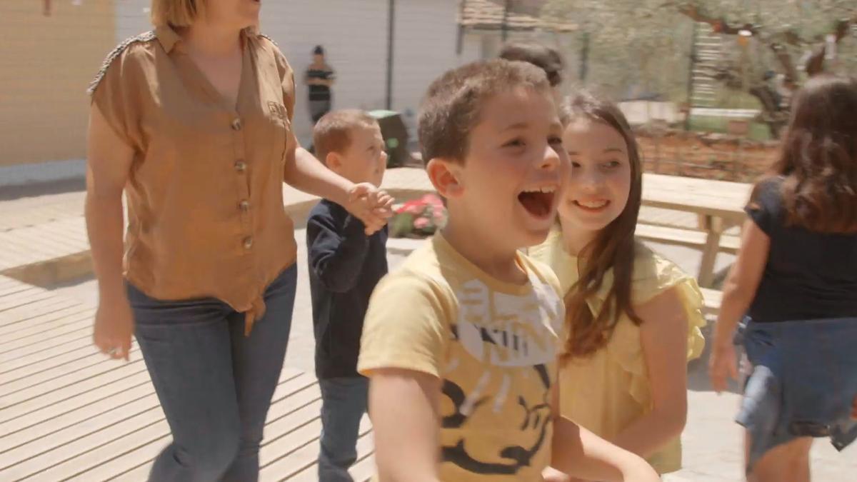 Esta fue la reacción de los niños de la escuela rural de Argelita al ver cómo había quedado su patio tras la profunda reforma.