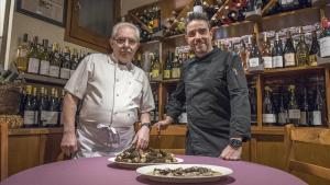 José Luis Díaz y su hijo Víctor, del restaurante Sense Pressa, posan con unas colmenillas.