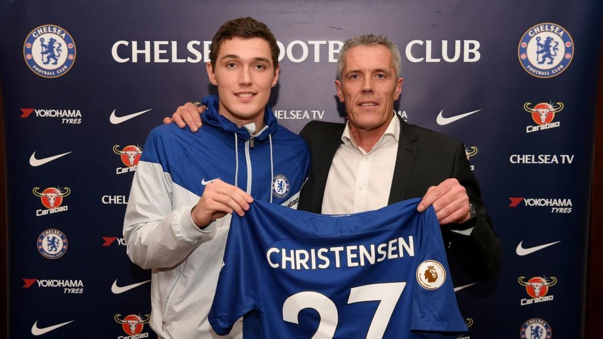 Christensen, junto a su padre Sten tras firmar por el Chelsea