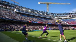 Barcelona. 07.11.2025.  Deportes.  Público en la tribuna y el gol sur del Spotify Camp Nou durante el primer test con casi 22.000 aficionados en la grada del estadio azulgrana para presenciar el entrenamiento del primer equipo del Barça, en la foto Joan García en uno de los ejercicios . Fotografía de Jordi Cotrina