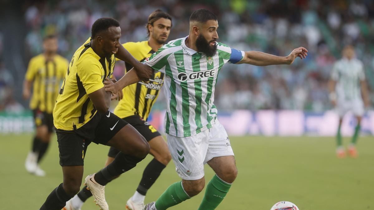 El jugador del Betis Nabil Fekir y el jugador del Al-Ittihad Club Kadesh, durante el partido amistoso disputado este sábado en el estadio Benito Villamarín de Sevilla.