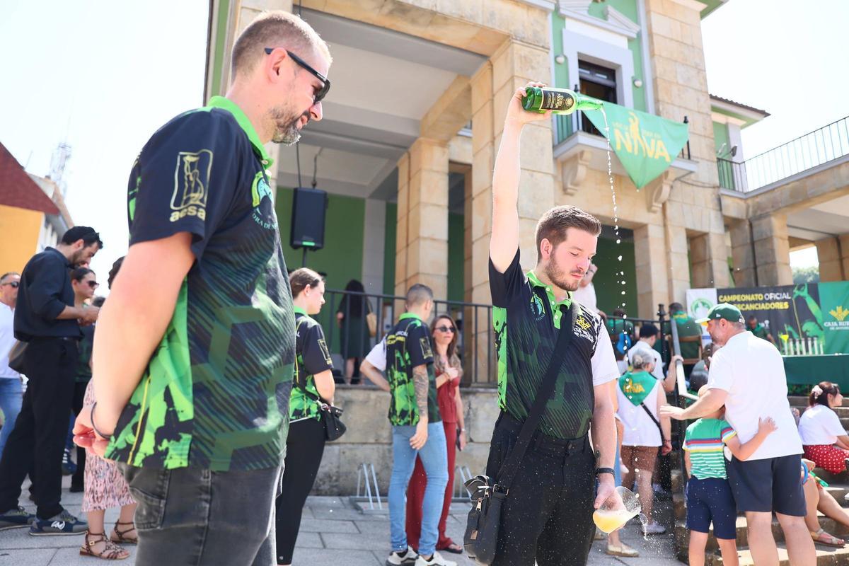EN IMÁGENES: Los rituales y la preparación de los escanciadores en los instantes previos a concursar