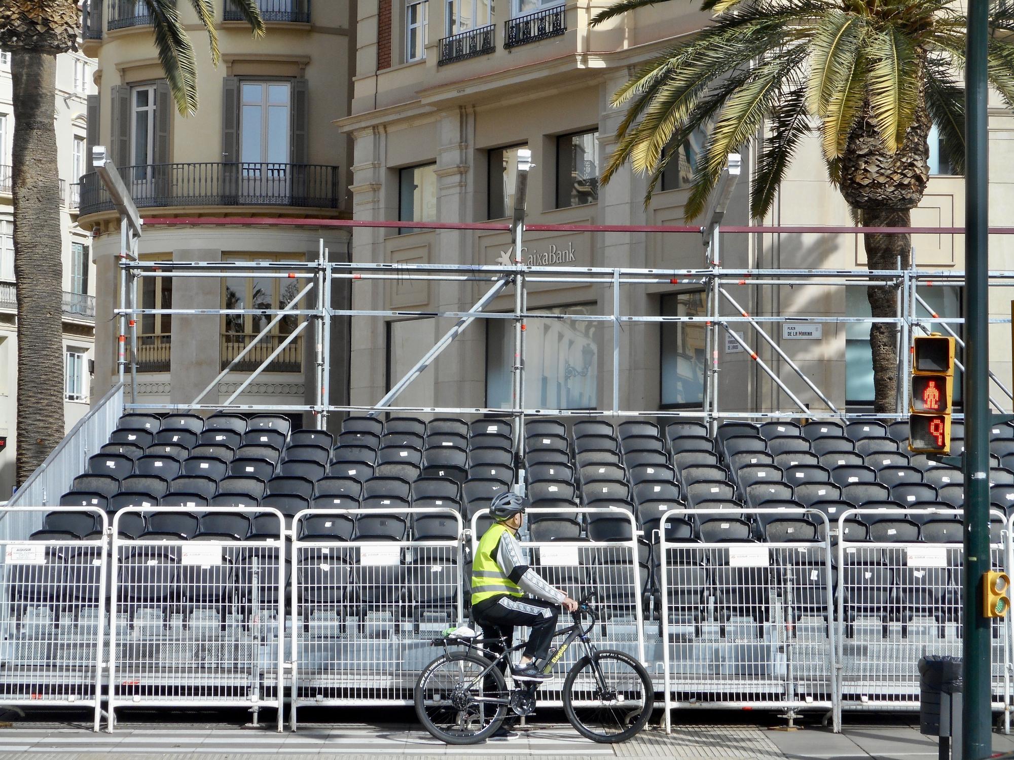 Instalación en la Alameda Principal y la plaza de la Constitución de las tribunas y los palcos para el recorrido oficial de la Semana Santa de Málaga. 