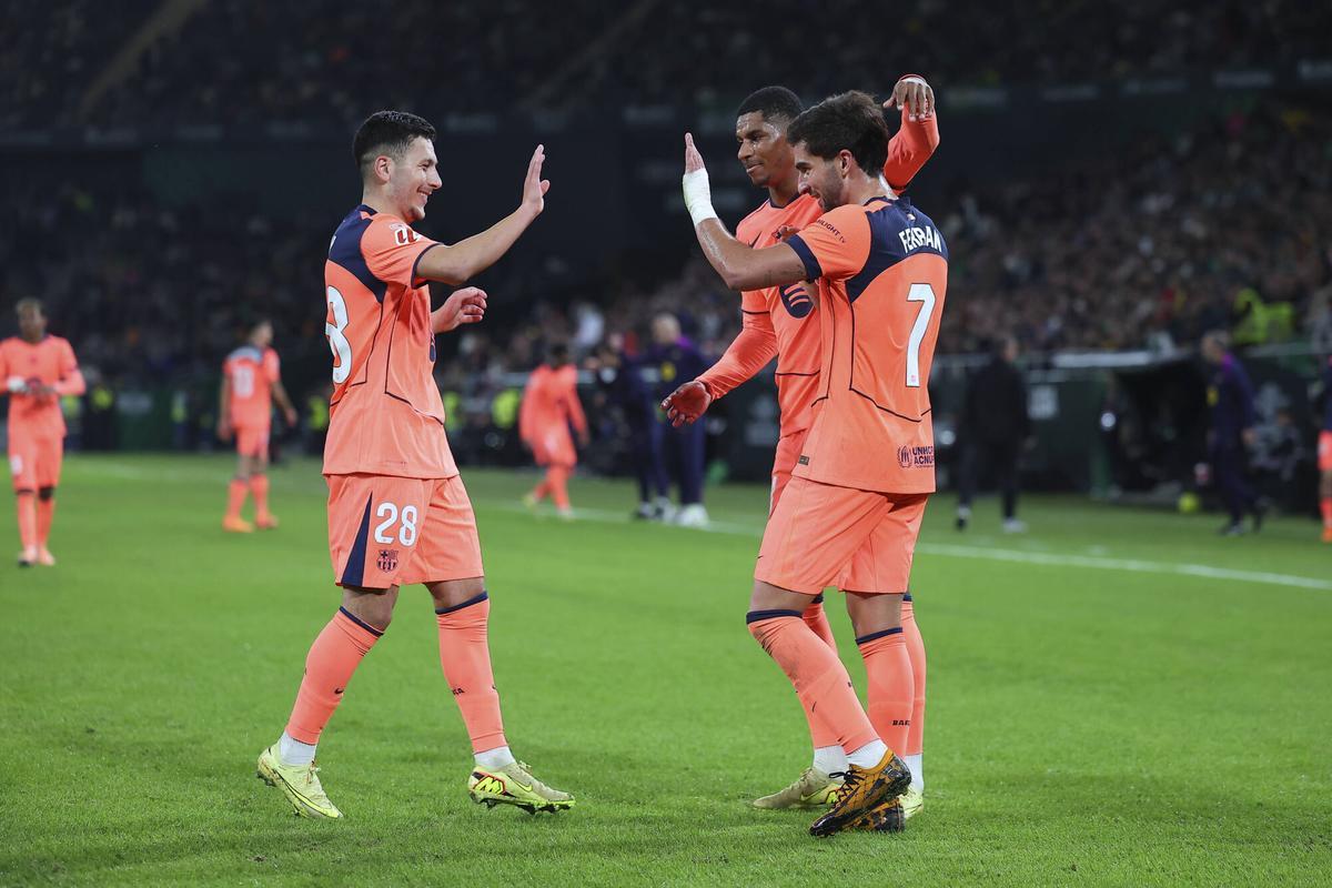 Roony y Rashford, junto a Ferran Torres, celebrando un gol
