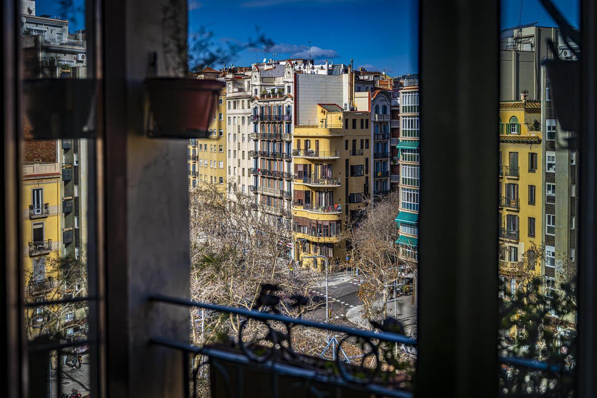 La Casa Planells, vista a través de las ventanas del lado mar de la Diagonal.