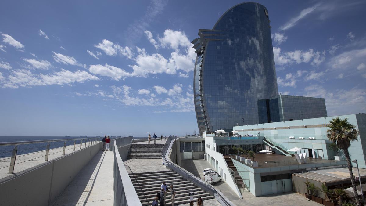 Barcelona estrena mirador y escaleras en la playa de Sant Sebastià