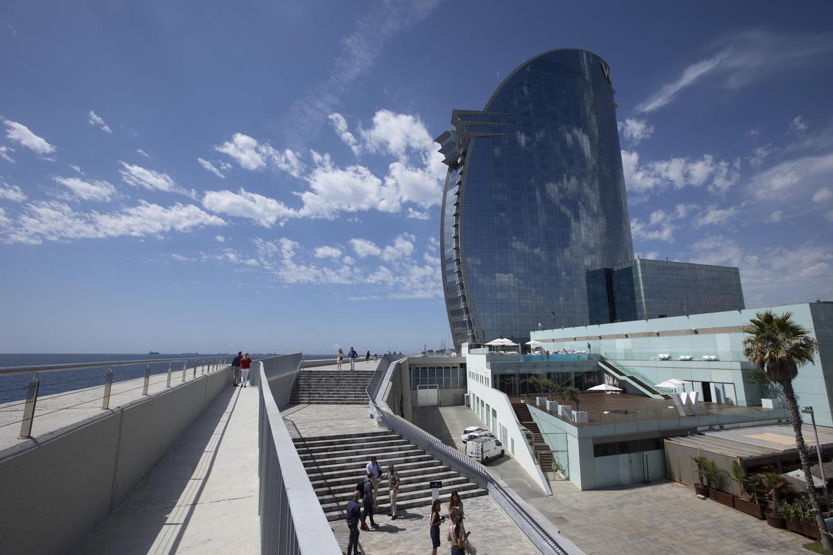 Barcelona estrena mirador y escaleras en la playa de Sant Sebastià