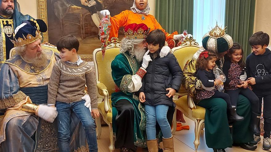 Nervios e ilusión para entregar las últimas cartas a los Reyes en Gijón: &quot;Es un día muy bonito&quot;