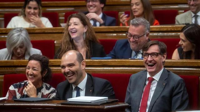 El president de la Generalitat, Salvador llla, amb el conseller de la Presidència, Albert Dalmau, i la consellera d’Economia, Alícia Romero, aquest dijous al Parlament.