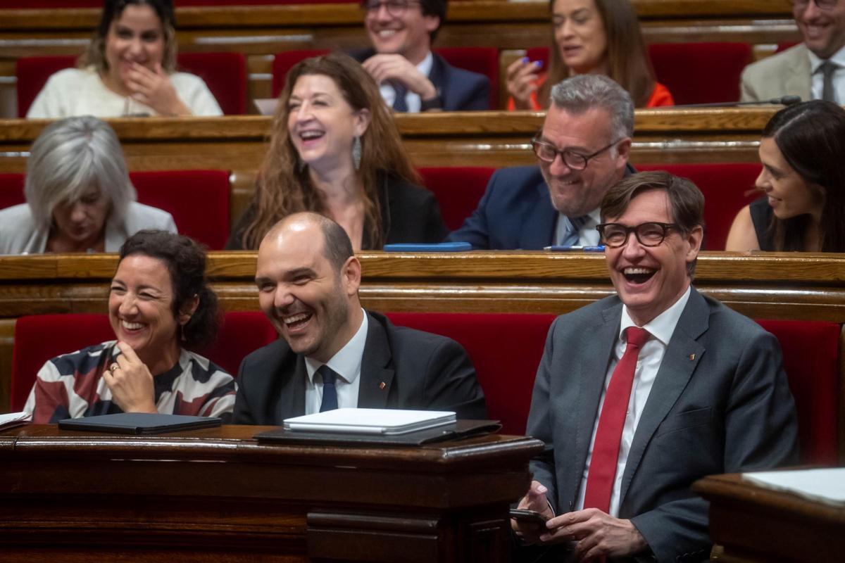 El president de la Generalitat, Salvador llla, con el conseller de la Presidència, Albert Dalmau, y la consellera de Economia, Alícia Romero, este jueves en el Parlament.