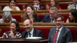 El president de la Generalitat, Salvador llla, con el conseller de la Presidència, Albert Dalmau, y la consellera de Economia, Alícia Romero, este jueves en el Parlament.
