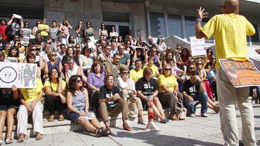 Unidos contra las tasas judiciales.El grupo de profesionales de Vigo que están organizando la manifestación de la próxima semana en Vigo en protesta por la generalización de las tasas judiciales a los ciudadanos y a casi todas las jurisdicciones -excepto Penal- han comenzado a remitir el comunicado que elaboraron a sindicatos judiciales, decanato... En la imagen, varios de los abogados y procuradores que preparan esta concentración. &quot;Se está privatizando la Justicia&quot;, alertan. 
José Lores