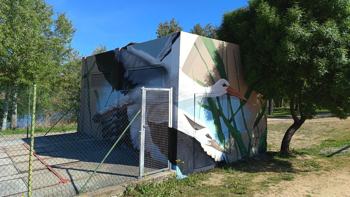 Cigüeña pintada por Kobas en la infraestructura de saneamiento junto a Los Pelambres.