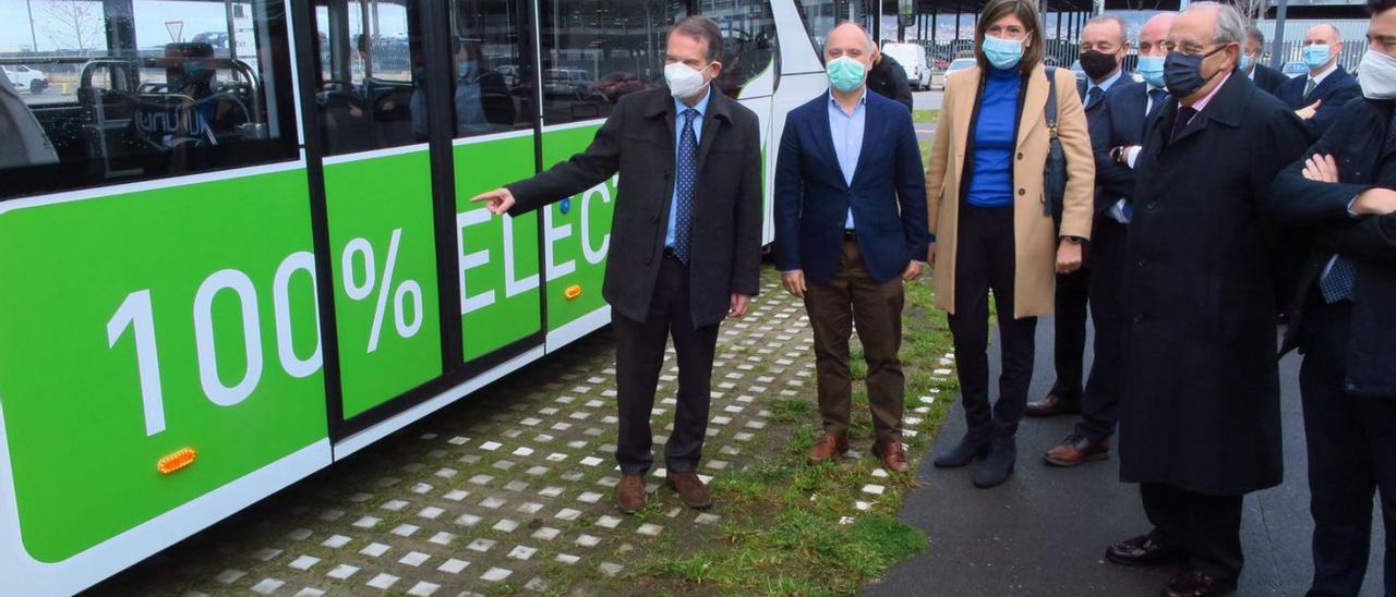 Caballero, Regades y Pérez Nieto, junto a representantes de Avanza y UNVI en la presentación. |   // R. GROBAS