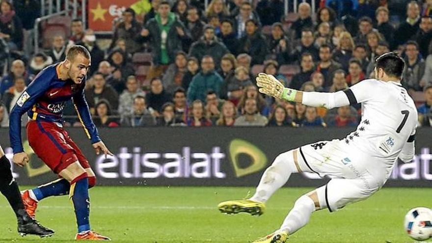 Sandro supera Fuentes i anota el tercer gol del Barça