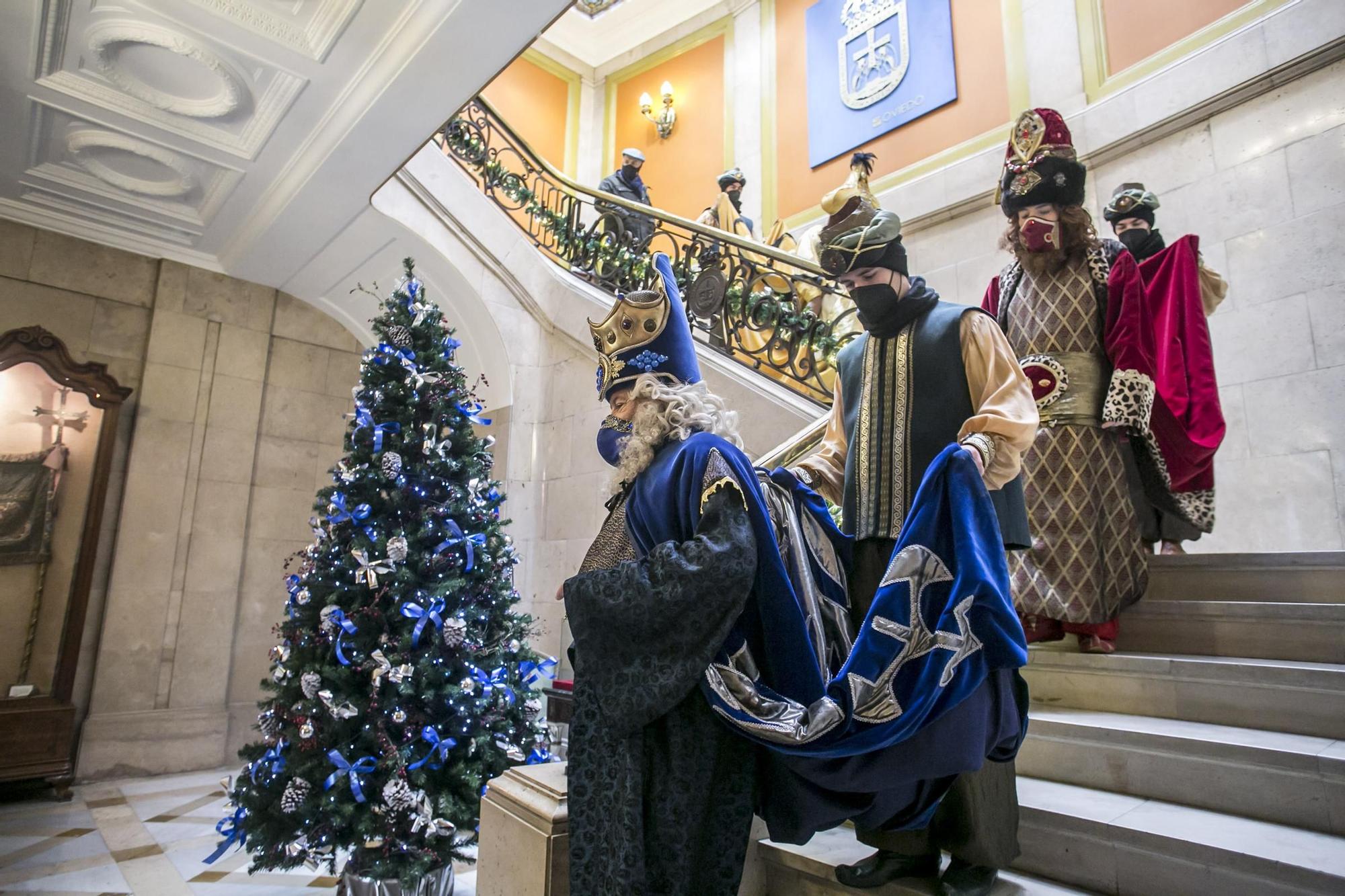 Los Reyes Magos visitan a los niños de Oviedo