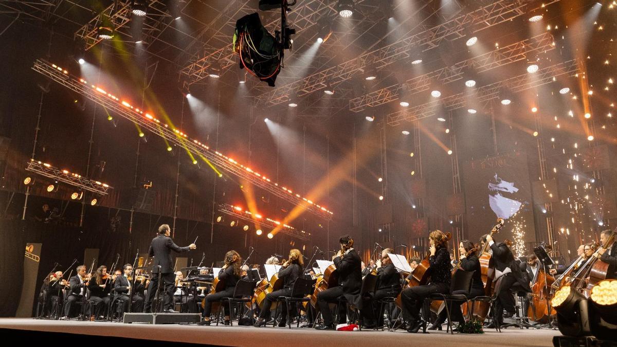 Pablo González, dirigiendo el concierto, en Tenerife.