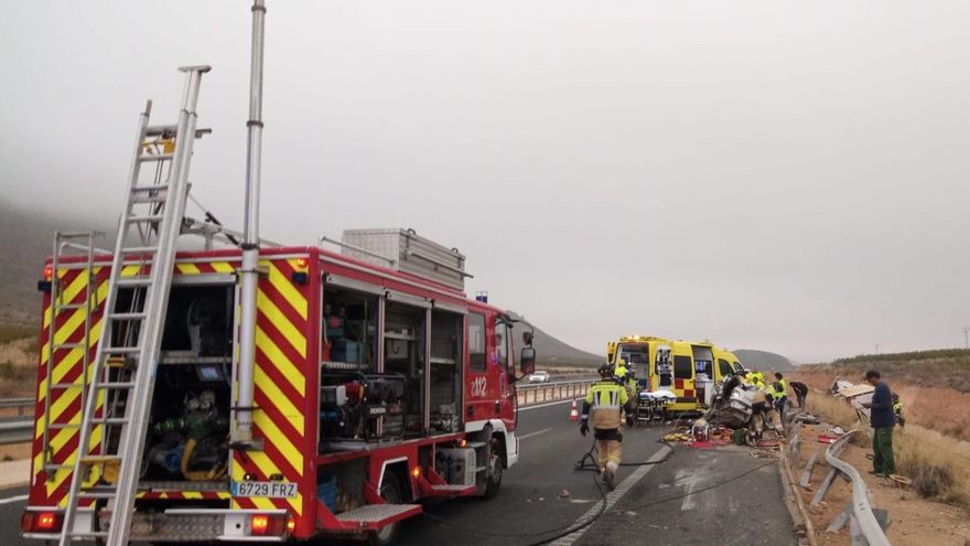 Los equipos de emergencias atienden a los heridos