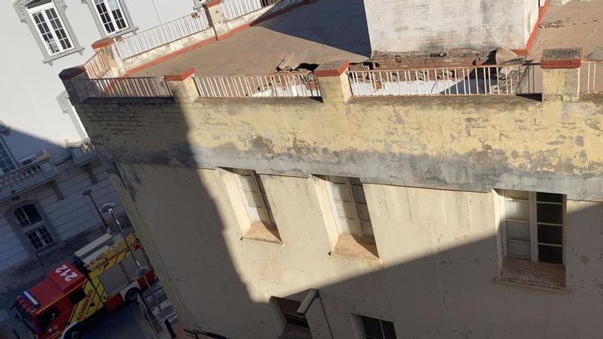 Un derrumbe en un edificio obliga a cortar el centro de la Vall d&#039;Uixó